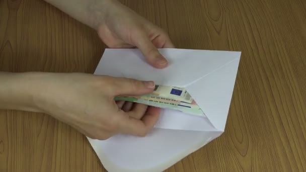 Vrouw handen tellen geld geld eurobankbiljetten uit envelop. 4k — Stockvideo