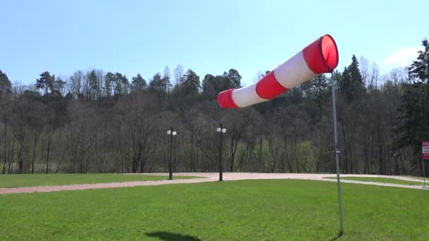 Los calcetines inflados de manga de aire muestran la dirección del soplo del viento. 4K — Vídeo de stock