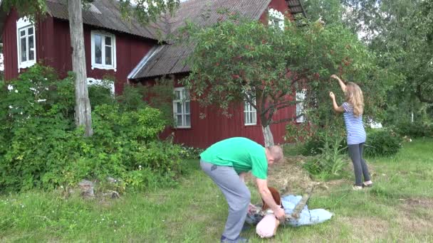 Dorfbewohner Ehepaar Mann und Frau stehen Vogelscheuche auf Kirschbaum. 4k — Stockvideo