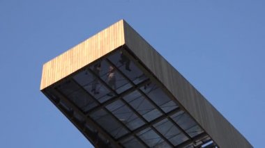 Doğada gözlem yeri kulesi üzerinde gökyüzünde yüksek yürüyen turistler. Uzaklaştırın. 4k