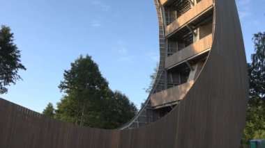 Cesur insanlar doğada alışılmadık gözlem yeri kule ziyaret edin. Yukarı doğru eğilin. 4k