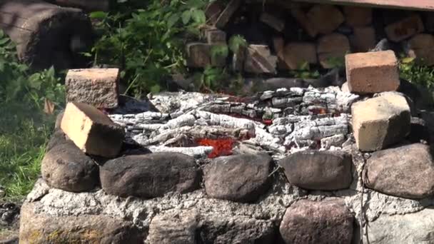 Carne en las saliva y llamas de hoguera en la chimenea del jardín. Cambio de enfoque. 4K — Vídeos de Stock