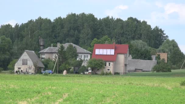 Ιδιοκτησία της ιδιωτικής χώρας με σπίτια πράσινα χωράφια το καλοκαίρι. 4K — Αρχείο Βίντεο