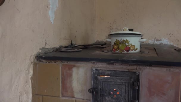 Vytékání vody z hrnce vaří starou venkovskou pec ve venkovské kuchyni. 4k — Stock video