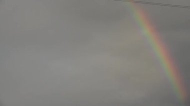 yağmur ve elektrik direği kırsal alanda sonra gökyüzünde gökkuşağı. 4k