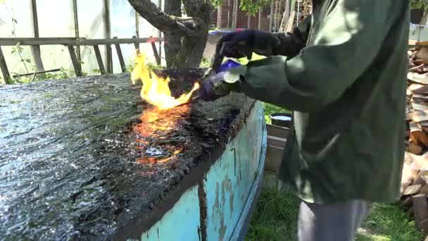 Superficie di riparazione a mano con resina bruciatore in cantiere. 4K — Video Stock