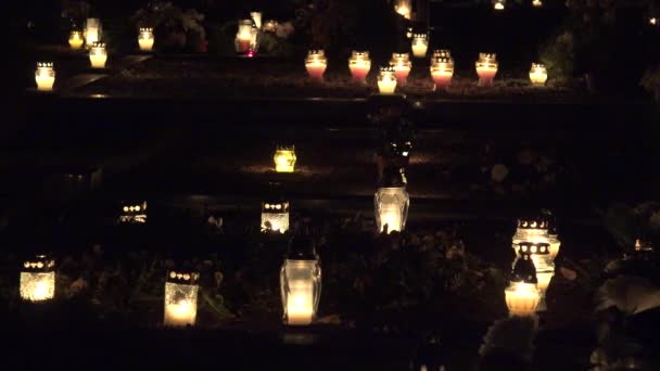 Кладбище ночью с красочными свечами ко Дню всех святых. 4K — стоковое видео