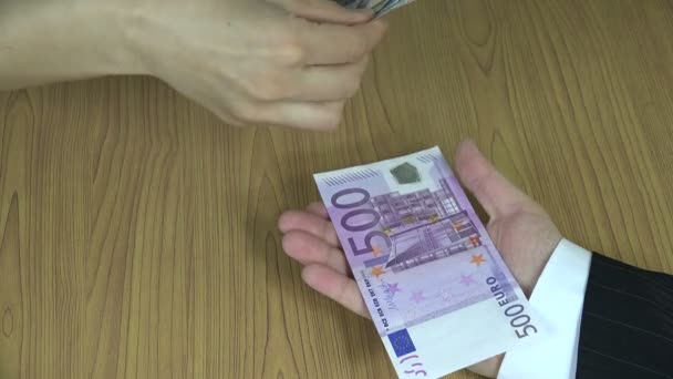 手に大きなユーロ紙幣男性手を与えます。手にお金を数えます。4 k — ストック動画
