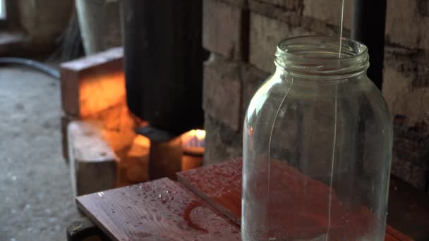 Dernière étape de la production illégale d'alcool dans la salle de ferme rurale. 4K — Video