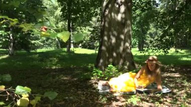 Zeki öğrenci kız okumak kitap final sınavı için hazırlamak. 4k