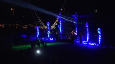 Müzisyen gece parkta sahnede yaptığı performans konseri için hazırlayın. 4k