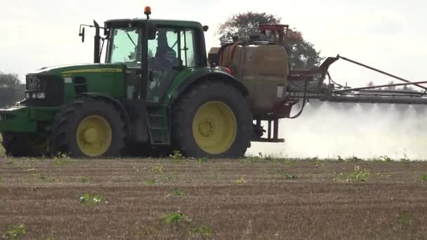 Vehículo rociar campo de agricultura prepararlo para plantar trigo en la granja. Panorama. 4K — Vídeos de Stock