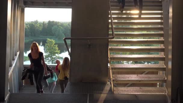 Turyści wspinają się po schodach na słynnym miejscu wieży widokowej między lasem 4K — Wideo stockowe