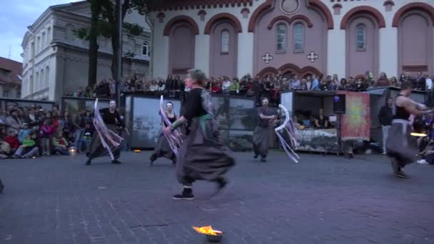 Artist grupp Performance med brinnande eld facklor. 4K — Stockvideo
