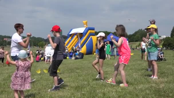 Grupo de niños y niñas bailan siguiendo instrucciones de bailarín en evento gratuito. 4K — Vídeos de Stock