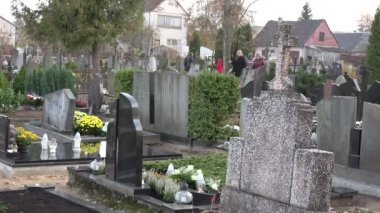 İnsanların hepsi öldü günde mezarlığında mezarınıziyaret. 4k