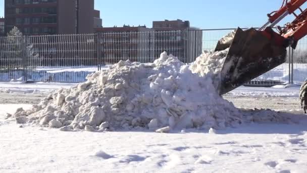 Geautomatiseerde sneeuwruimen met speciale apparatuur in stedelijke parkeren. 4k — Stockvideo