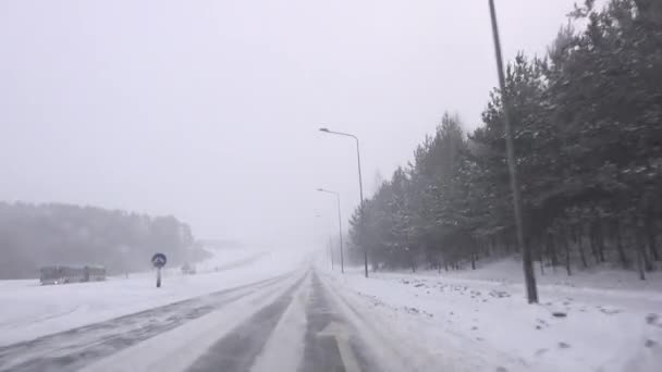 Borroso condiciones peligrosas de conducción de automóviles en la carretera en las fuertes nevadas. 4K — Vídeos de Stock