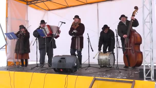 La banda country entretiene a la gente en el festival de invierno. 4K — Vídeos de Stock