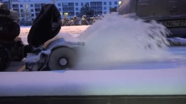 kar temizleme makinesi temiz patika kış geceleri otopark oturma evde. 4k