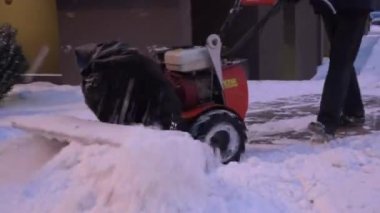 kar süpürme aleti makine temiz patika yaşayan adamla ev bölge. 4k