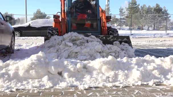 Mini véhicule moderne enlever la neige dans le stationnement de rue et les voitures en hiver. 4K — Video