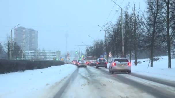 交通意外的大规模降雪市十字路口交通灯。4 k — 图库视频影像