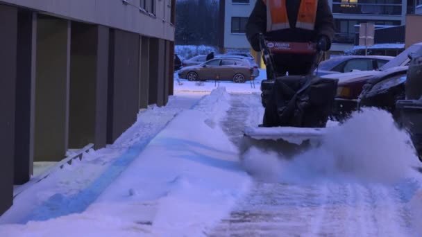 Werknemer man schone sneeuw van traject met sneeuwblazer na sneeuwstorm. 4k — Stockvideo