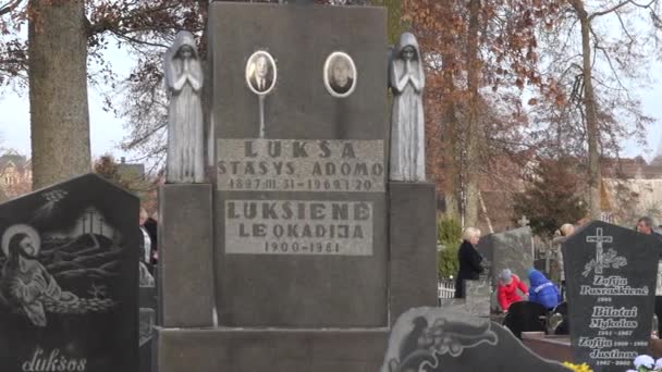 Cimetière près de l'église, souvenir de personnes décédées. Panorama. 4K — Video