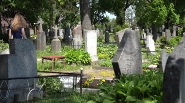 Keder kadın psikolog babası koca mezar mezarlık yakınındaki. 4k