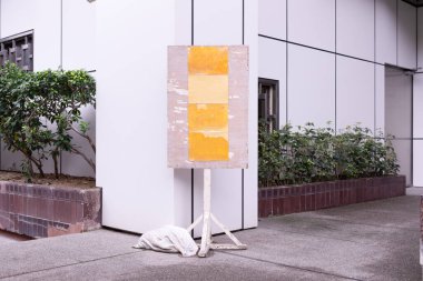 Sokak duvarında kocaman boş bir ilan panosu, kendi metnini ekleyebileceğin pankartlar.