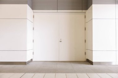 Sokak duvarı ve kapı kenarındaki kaldırım