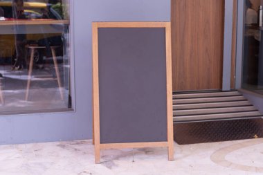 Sokak duvarında kocaman boş bir ilan panosu, kendi metnini ekleyebileceğin pankartlar.