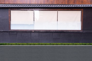 Büyük Pencere ve İsim Yeri olan Dükkan Dükkanı Önü