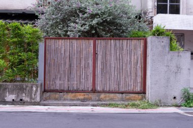 Sokak duvarı ve kapı kenarındaki kaldırım