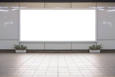 Sokak duvarında kocaman boş bir ilan panosu, kendi metnini ekleyebileceğin pankartlar.