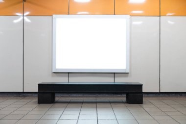 Sokak duvarında kocaman boş bir ilan panosu, kendi metnini ekleyebileceğin pankartlar.