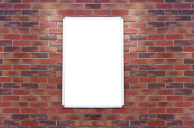 Sokak duvarında kocaman boş bir ilan panosu, kendi metnini ekleyebileceğin pankartlar.