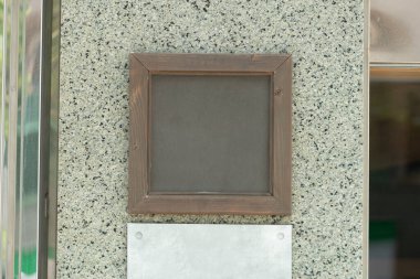 Sokak duvarında kocaman boş bir ilan panosu, kendi metnini ekleyebileceğin pankartlar.