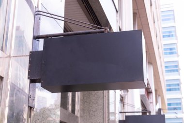 Sokak duvarında kocaman boş bir ilan panosu, kendi metnini ekleyebileceğin pankartlar.