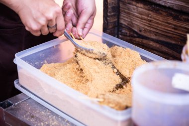 Domuz kanı pastası, Tayvan 'da pirinç ve kandan yapılan bir yemektir. Genellikle Tayvan 'da bir gıda standında ya da gece pazarında satılır. Fıstık tozuyla kaplandıktan sonra çok lezzetli olacak.
