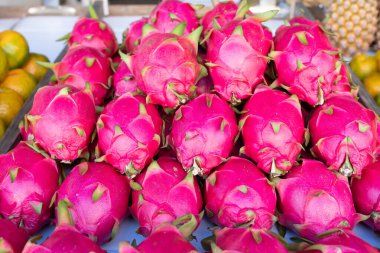 Tayvan 'daki geleneksel pazar yerinde bir grup pitaya meyvesi.