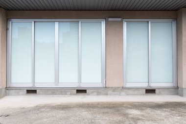 Büyük Pencere ve İsim Yeri olan Dükkan Dükkanı Önü