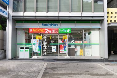 Osaka, Japonya - Ekim 2019: FamilyMart Osaka, Japonya 'da 24 saat açık bir mağaza. Family ilyMart, Japonya 'daki en büyük market zincirlerinden biridir.