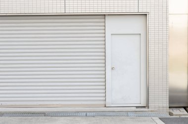 Sokak duvarı ve kapı kenarındaki kaldırım