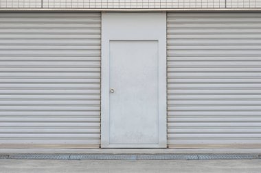 Sokak duvarı ve kapı kenarındaki kaldırım