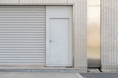 Sokak duvarı ve kapı kenarındaki kaldırım