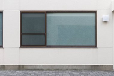 Büyük Pencere ve İsim Yeri olan Dükkan Dükkanı Önü