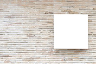 Sokak duvarında kocaman boş bir ilan panosu, kendi metnini ekleyebileceğin pankartlar.