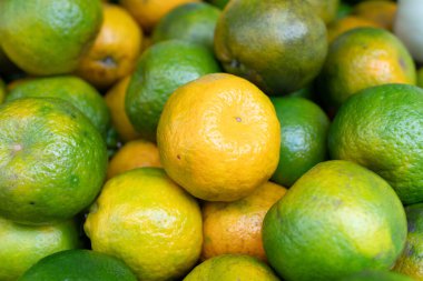 Tayvan 'ın pazar yerinde portakal meyveleri istiflenmiş.